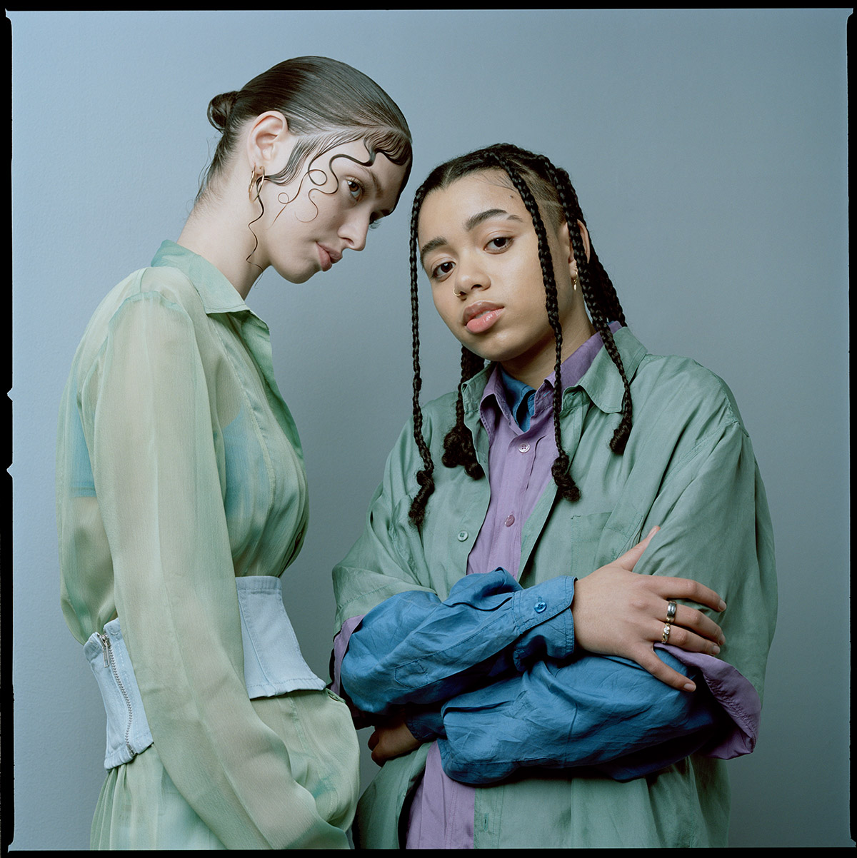 Sabine van der Vooren, Yasmina & Moira<br>Yasmina: 'Ik denk dat je met de technologie van nu echt hele gekke dingen kan doen op het podium. Niet eens meer alleen licht- en geluidseffecten, maar kijk hoe Travis Scott bijvoorbeeld een heel pretpark nabouwt. Ik denk dat het over 50 jaar alleen maar gekker wordt, op een goeie manier. Een artiest kan je helemaal in de wereld onderdompelen, dus dat moet cool worden.'<br>Moira: 'Echt beroemd wil ik niet zijn, maar erkenning krijgen voor de dingen die ik doe, zou ik wel willen. Ik weet nog niet precies op welk gebied, maar ik doe vooral gewoon wat ik leuk vind en wat goed voelt. Ik maak bijvoorbeeld kunst en op dit moment leer ik ook gitaar spelen. Dus wie weet wat er gaat gebeuren.'