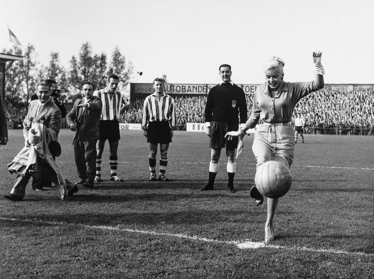 Kees Molkenboer, Sparta-DOS 1-7, Het Kasteel, Rotterdam (13 oktober 1957) Filmster Jayne Mansfield verricht de aftrap, Nederlands Fotomuseum