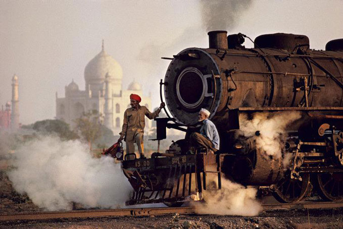 Steve McCurry, Holi festival, Rajasthan, India, 1996, &copy; Steve McCurry / Magnum Photos