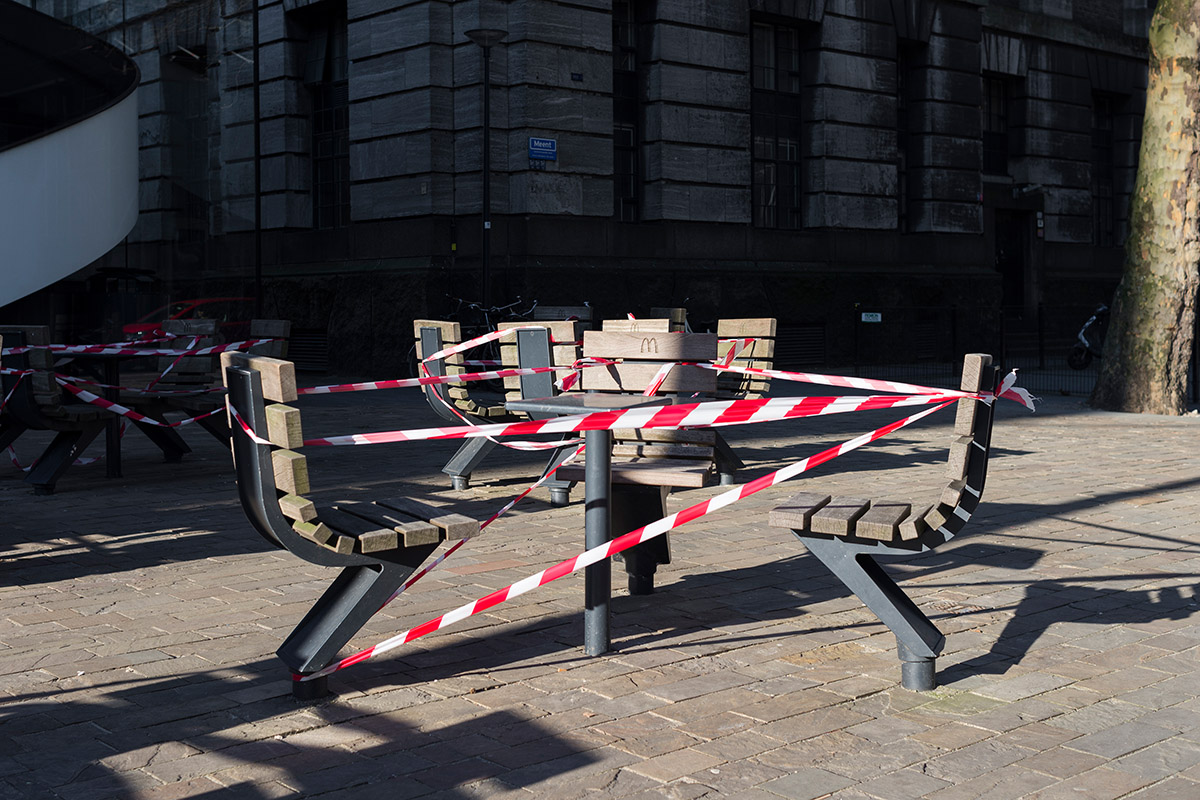 Loes van Duijvendijk, Stoeltjes van de McDonalds aan de Meent, zondag 22 maart 2020, 18.09 uur.