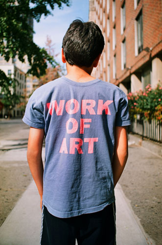 Susan Barnett struint wereldwijd de straten af op zoek naar T-shirts met een opvallende opdruk.
