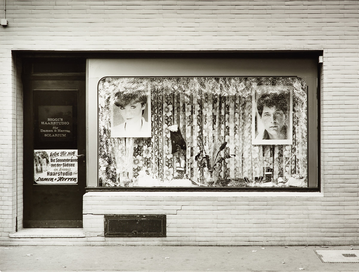 Tata Ronkholz, Friseur / Hairdresser, K&ouml;ln- Ehrenfeld, Philippstra&szlig;e 30, 1980, VAN HAM Art Estate: Tata Ronkholz, 2025