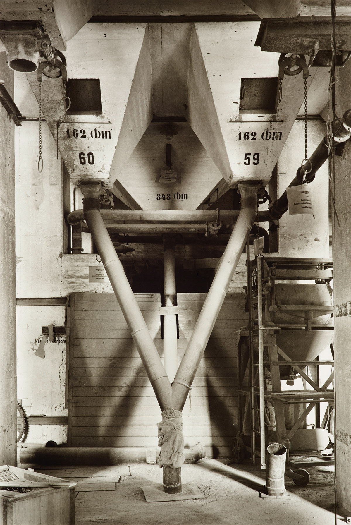 Tata Ronkholz, Im D&uuml;sseldorfer Hafen / In D&uuml;sseldorf harbor, um / around 1980, uit de serie Rheinhafen / Rhine harbor D&uuml;sseldorf, 1979-1981, VAN HAM Art Estate: Tata Ronkholz, 2025