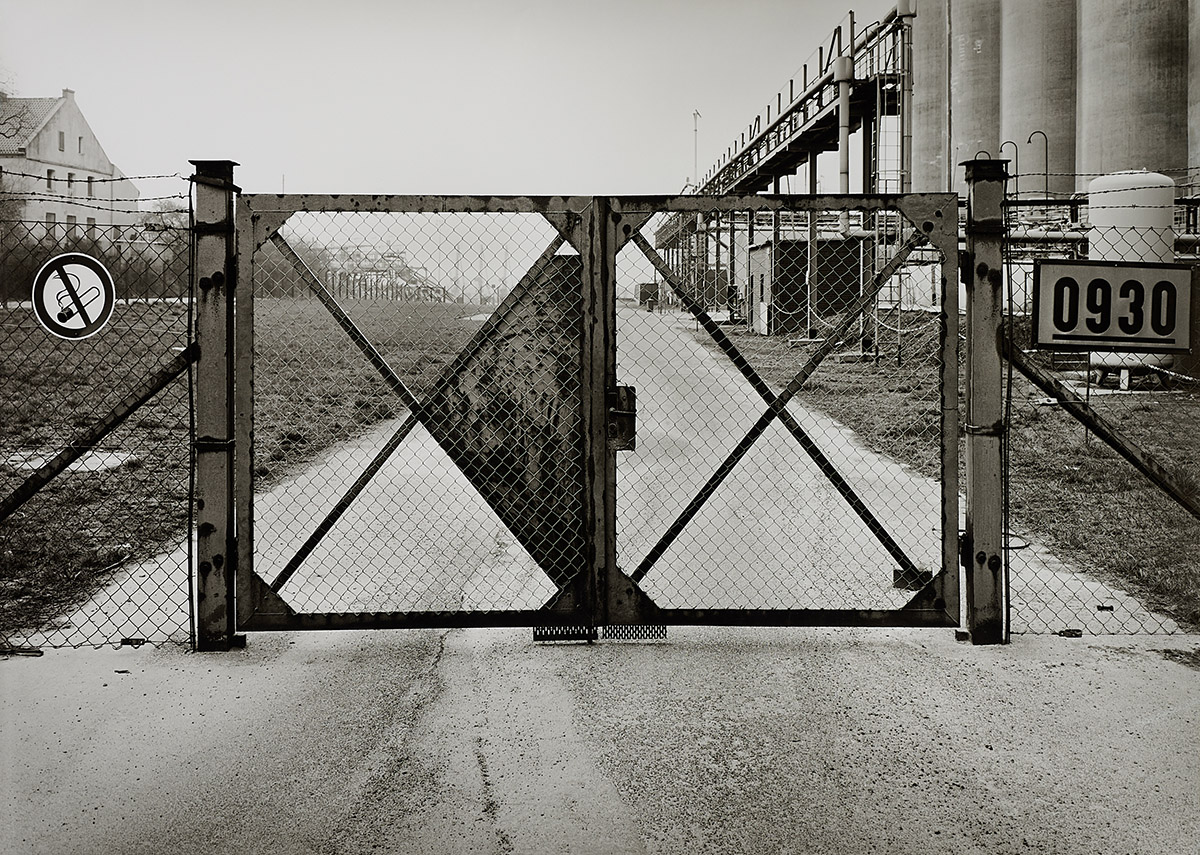 Tata Ronkholz, Firma / Company ROW, Hafen, Tor / Gate Nr. 0930, Wesseling-Godorf, 1984, VAN HAM Art Estate: Tata Ronkholz, 2025