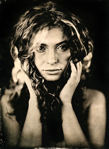 In Het Petershuis toont de fotograaf ook zijn houten camera's.