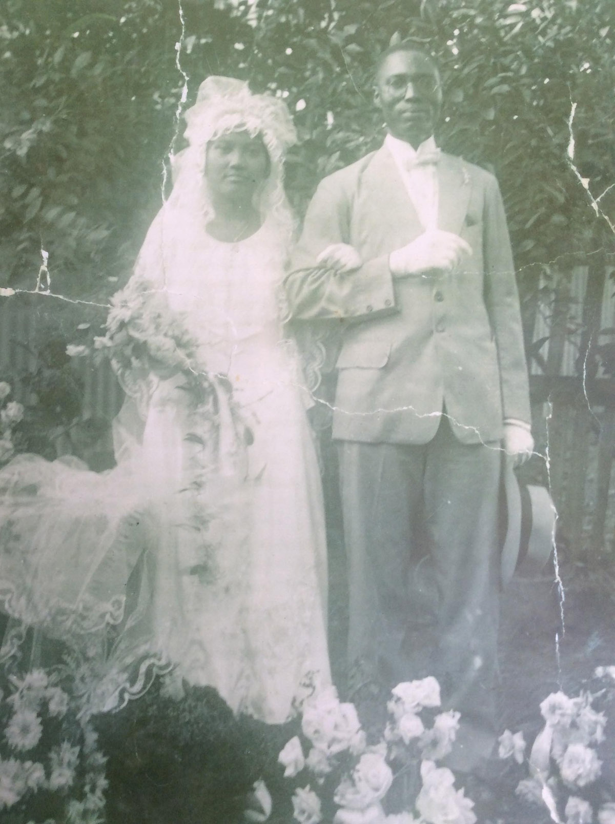 Mardjo Sloote, Trouwportretten - Fotovertellingen uit het Surinaamse verleden 1868-1950