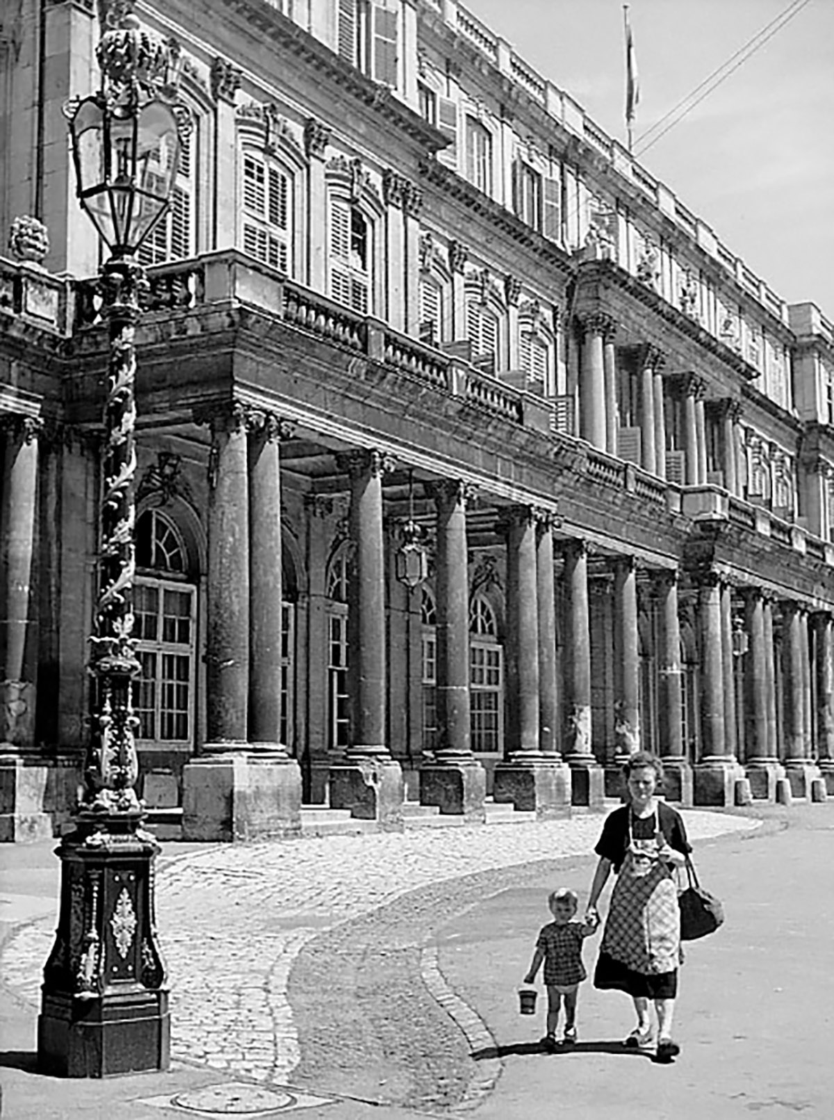 Kees Scherer, Moeder en kind op Place Stanislas, Nancy, 1956
