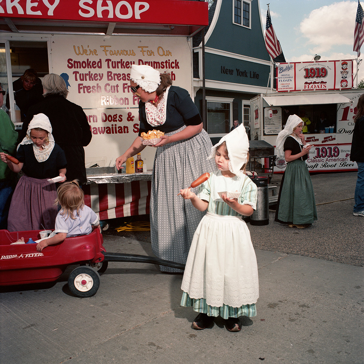 Naomi Harris, Corn Dog Turlip Festival Orange City Iowa, uit de serie EUSA, 2008-2015, Naomi Harris