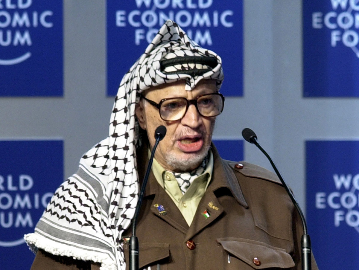Yasser Arafat draagt Keffiyeh sjaal, 2001 (foto: Remy Steinegger), copyright World Economic Forum (www.weforum.org) swiss-image.ch, via Wikimedia Commons. De keffiyeh sjaal die als symbool kwam staan voor de Palestijnen.