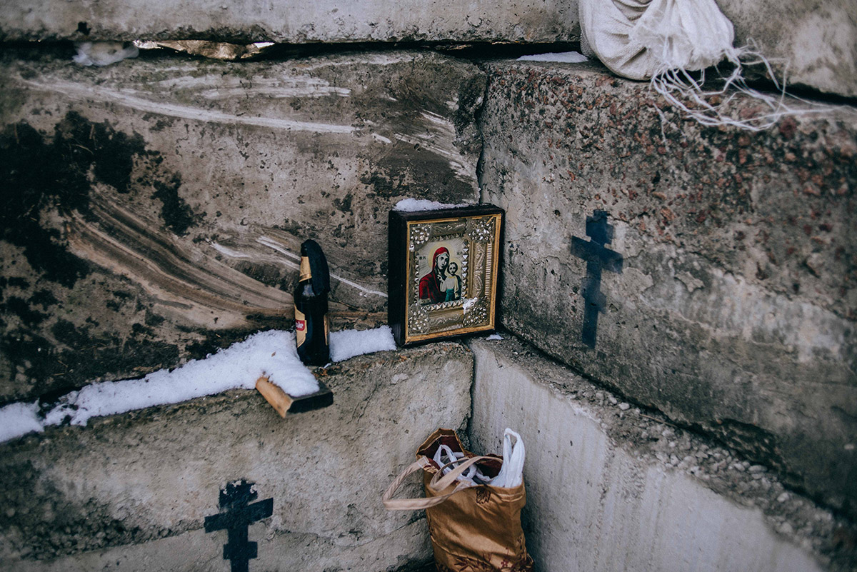 Julia Kochetova, The holy icon next to the Molotov cocktail on the checkpoint near the road turn to Irpin, Kyiv region, March 2022