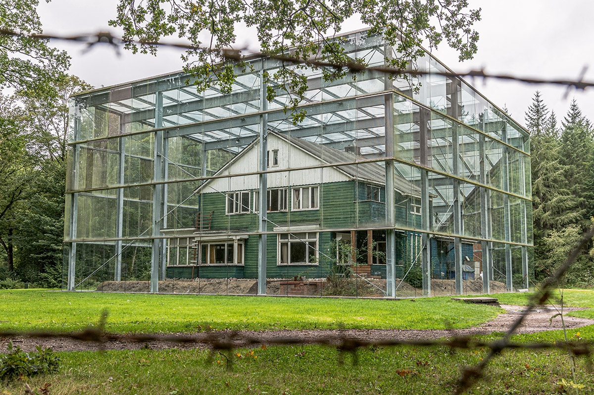 Ad van Liempt en Rolf Baas bezochten vijftig locaties waar tijdens de Tweede Wereldoorlog iets bijzonders of soms zelfs onvoorstelbaars gebeurde.