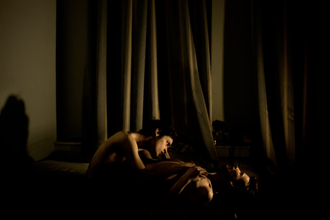 Mads Nissen, Denmark, Scanpix/Panos Pictures, World Press Photo of the Year 2014, First Prize Contemporary Issues, Singles. St. Petersburg, Russia, Jon and Alex, a gay couple, during an intimate moment. Life for lesbian, gay, bisexual or transgender (LGBT) people is becoming increasingly difficult in Russia. Sexual minorities face legal and social discrimination, harassment, and even violent hate-crime attacks from conservative religious and nationalistic groups.
