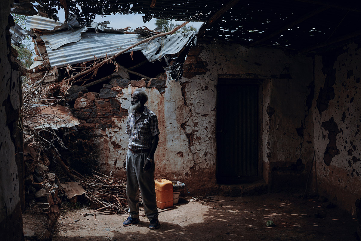 Teklay Tikue, Tigray, Ethiopië<br>
Lieuwe Siebe de Jong - 2023<br>
Teklay wist tweemaal aan de Eritrese strijdkrachten te ontsnappen toen zijn dorp met artillerie werd aangevallen. Terwijl hij en zijn gezin hun toevlucht zochten in grotten in de bergen, plunderden de soldaten al zijn bezittingen, verbrandden zijn huis en vernielden zijn moestuin. Er is niet genoeg eten om het volgende oogstseizoen te kunnen halen. 'We kunnen overleven bij gebrek aan kleding', zegt hij. 'We kunnen ook overleven zonder huis. Maar zonder voedsel gaan we dood.'