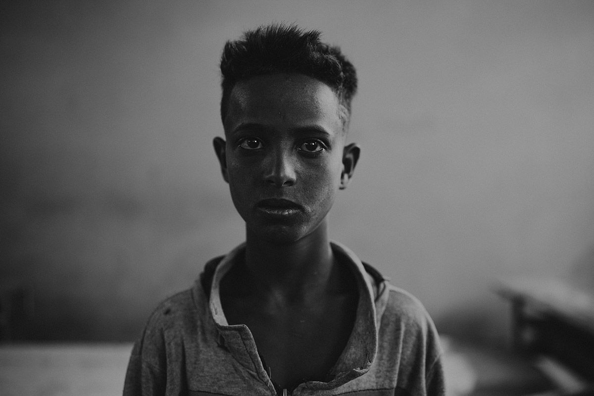 Halefom Kifle, Tigray, Ethiopië<br>
Lieuwe Siebe de Jong - 2023<br>
'Ik weet niet waar mijn ouders zijn', zegt Halefom Kifle. 'Ik ben alleen.' In november 2022 moest de elfjarige Halefom vluchten toen zijn dorp werd aangevallen. Sindsdien verblijft hij in een vluchtelingenkamp, ver weg van zijn huis in de Ethiopische regio Tigray. Een jaar later weet hij nog steeds niet waar zijn ouders zijn. ZOA is er niet alleen om ontheemden zoals Halefom te troosten, maar ook om hen te ondersteunen met onderdak, hygiënepakketten, kookgerei en schoon water.