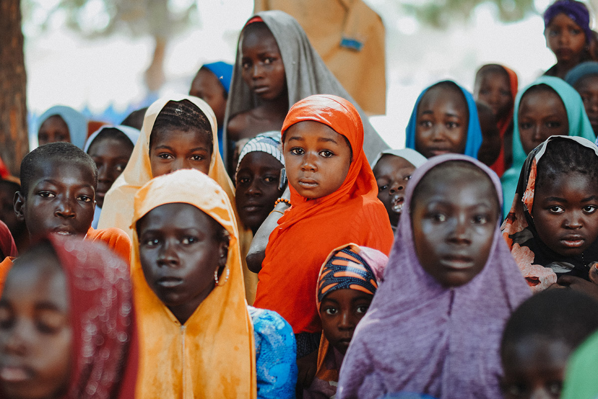 Aisha Isah, Borno, Nigeria<br>
Lieuwe Siebe de Jong - 2021<br>
Aisha Isah is ontheemd geraakt vanwege het geweld van terreurorganisatie Boko Haram. Als kinderen moeten vluchten voor een conflict of een natuurramp, heeft dit een drastische impact op de opvoeding van kinderen. Ze moeten overleven in een vluchtelingenkamp met weinig tot geen toegang tot inkomen en dus onderwijs. ZOA ondersteunt de meest kwetsbare ontheemde gezinnen met geld en onderwijspakketten zodat kinderen kans hebben op een betere toekomst.