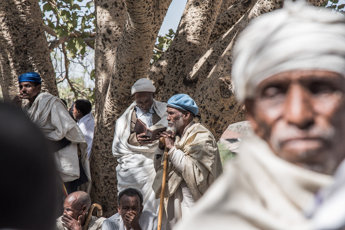 Diana Putters, Bidden tijdens een begrafenis in Lalibela in Ethiopië