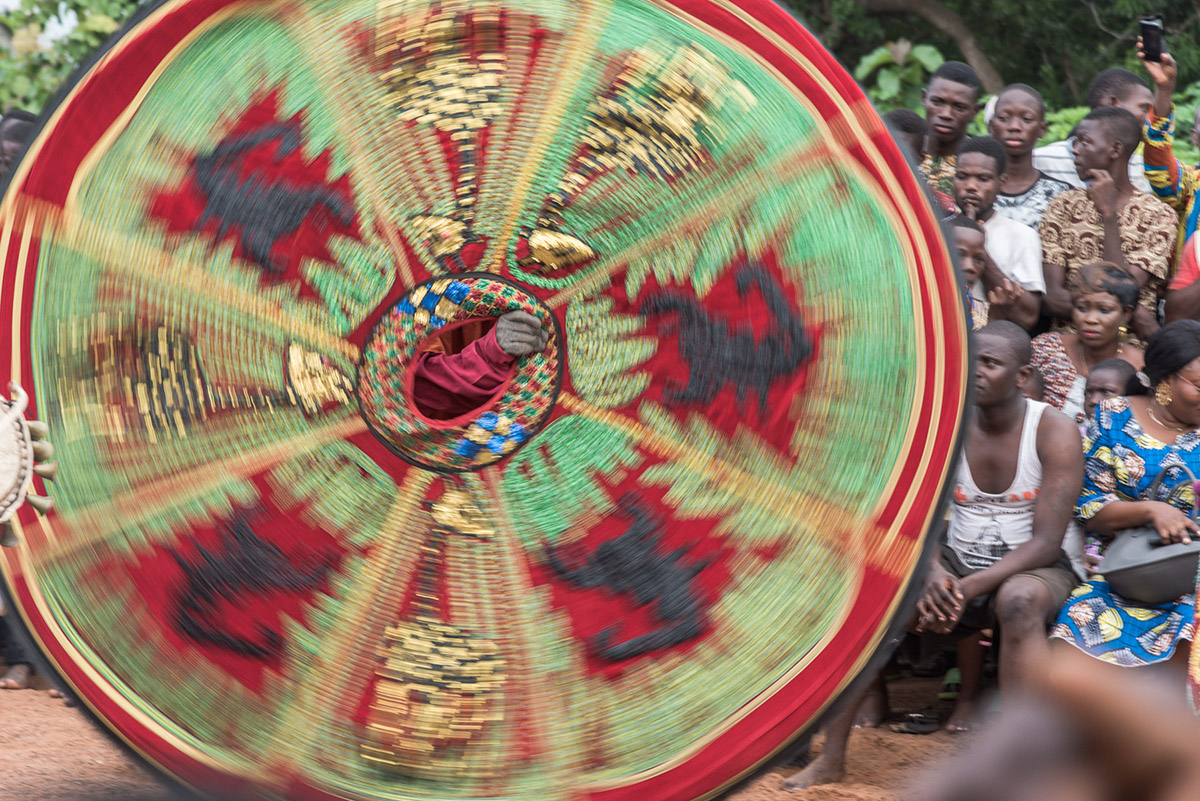 Ronnie Dankelman, Gemaskerde dans tijdens een voodooritueel in Savalou in Benin