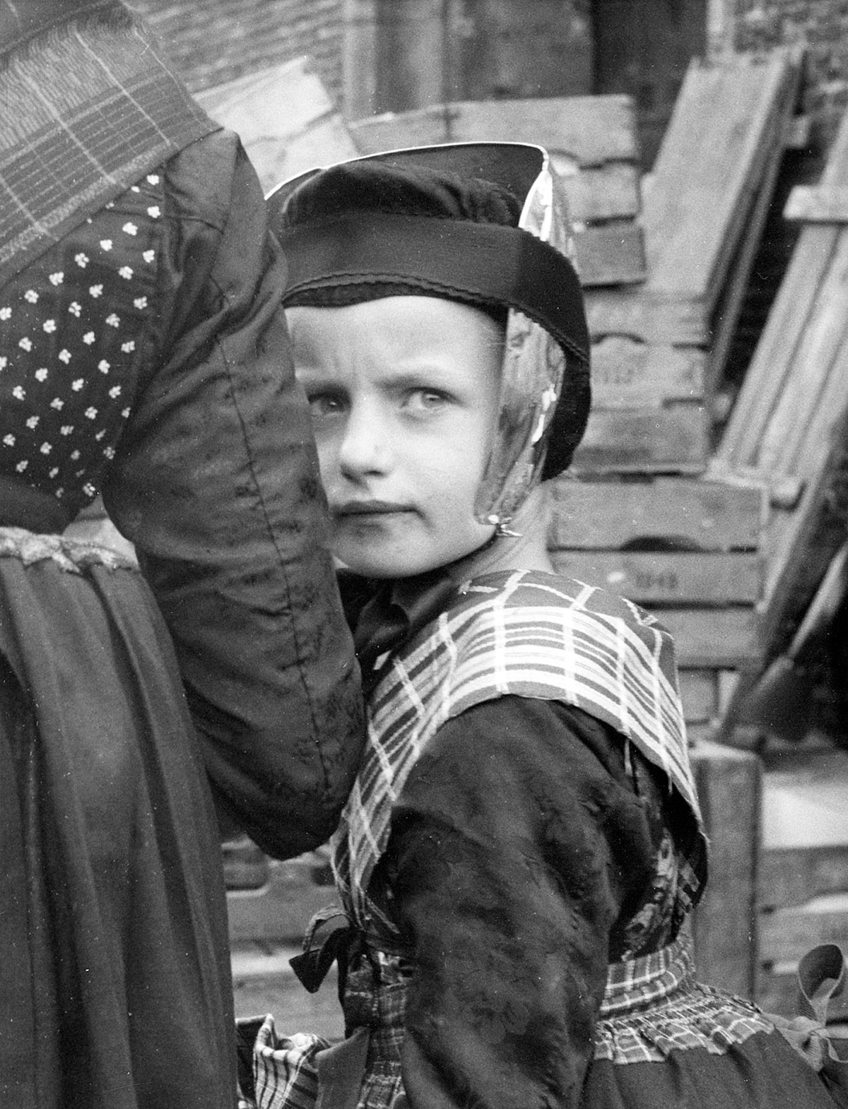Meisje in klederdracht, Staphorst 1949, Kees Scherer