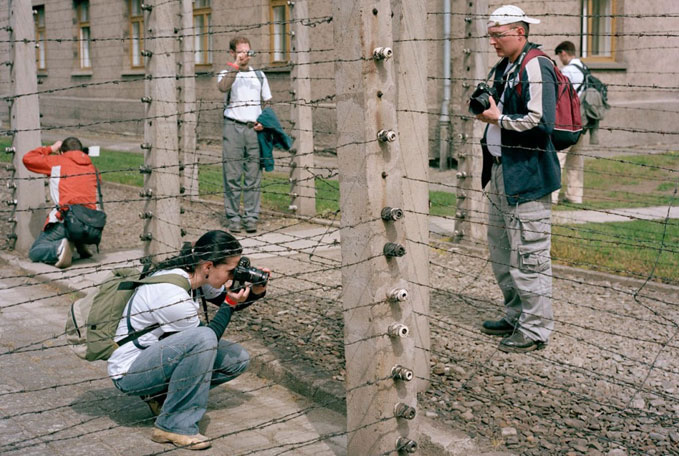 Roger Cremers won met zijn serie over toerisme in Auschwitz een prijs bij World Press Photo
