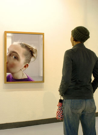 Bob Goedewaagen, Kijken naar de tentoonstelling van Mikkel McAlinden, 2004, Nederlands Fotomuseum