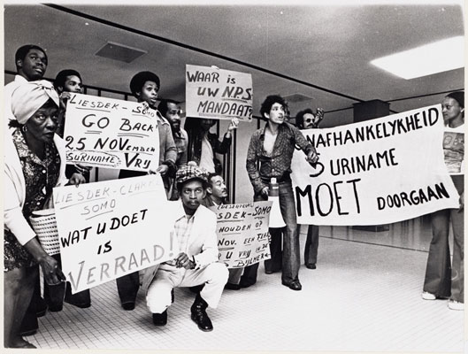 ANEFO, Demonstratie op Schiphol voor een onafhankelijk Suriname, 1975 (Bron: Collectie Stadsarchief Amsterdam)