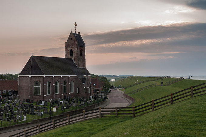 De winnaar van de vorige wedstrijd, de Mariakerk in Wierum gefotografeerd door  een wikipedia auteur onder de naam Uberprutser