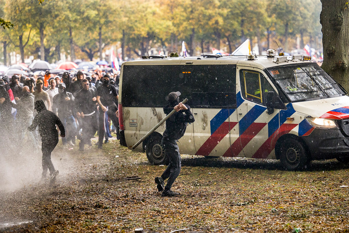Winnaar Zilveren Camera 2025: Arie Kievit - Rellen extreemrechts bij een demonstratie voor een strenger asielbeleid (foto uit serie)